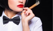 魅力十足！女人吸雪茄烟的惊人效果揭秘(抽雪茄的女人 特点)