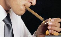 抽雪茄入肺会带来哪些健康风险？