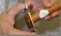 雪茄剪裁大全：如何用剪刀剪出完美的雪茄？(雪茄的剪切方法)