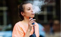 高中女孩子抽电子烟，家长们该如何应对？(高中生抽电子烟会被发现吗)