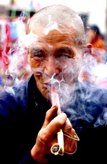 缭绕烟雾中，烟民心声的沉思与市场的观察
