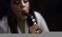 雪茄之美：女性如何品味独特的雪茄风情？(雪茄女士拿法)