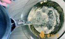 白酒兑水的科学：冷冻实验揭秘，探索多久才能凝固(白酒加水能冻成冰块吗)