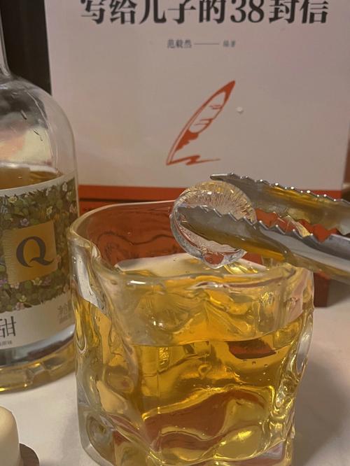 睡前多久喝点白酒（睡前多久喝酒最好）